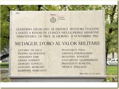 La stele commemorativa in Piazza Guardia Milano