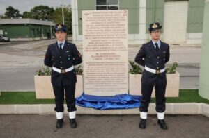La targa eretta in memoria degli Aviatori Polacchi