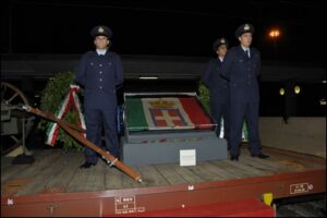 La teca contente il Tricolore che avvolse la bara del Milite Ignoto