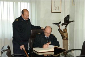 La tradizionale firma Albo Onore da parte del Gen Molteni