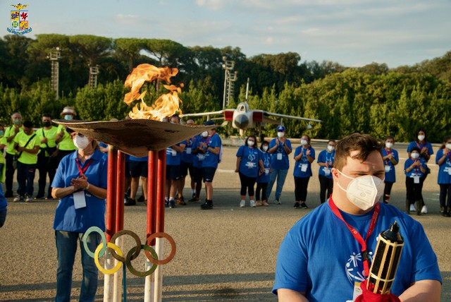 Laccesione della fiamma olimpica da parte del tedoforo