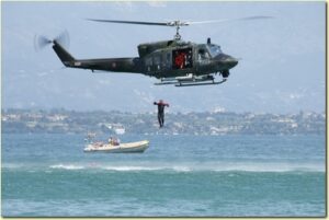 Lancio-di-un-aerosoccorritore-da-elicottero-AB-212