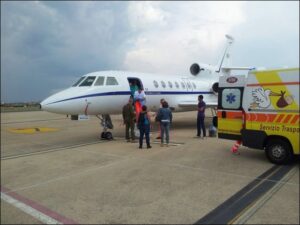 Larrivo del Falcon 50 a Ciampino dopo il trasporto del piccolo cagliaritano di un giorno