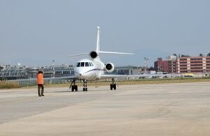 Larrivo del Falcon 50 allAeroporto di Capodichino