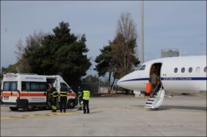 Larrivo-dellambulanza-con-la-piccola-paziente