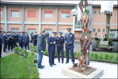 Lartista il Gen. S.A. Pollice il Gen. B.A. Fort e il Magg. Gaboli davanti allopera