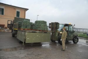 Lavori senza sosta per rinforzare gli argini del lago di Massaciuccoli