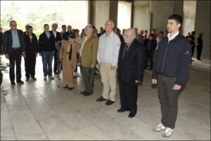 Le-4-generazioni-dei-corso-Zodiaco-rendono-omaggio-ai-Caduti
