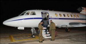 Le-fasi-imbarco-del-paziente-e-accompagnatore-a-bordo-del-Falcon-50_2