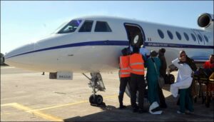Le operazioni di imbarco a bordo del Falcon