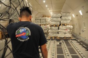 Le operazioni di stivaggio degli aiuti a bordo del a bordo del velivolo cargo B747 400F