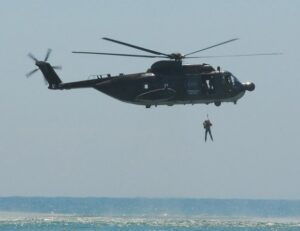 Lelicottero-HH-3F-dell85-Centro-SAR-di-P-di-Mare-durante-la-fase-di-ricerca-e-reupero