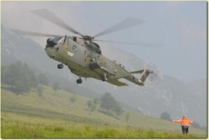 Lelicottero HH 3F dellAeronautica Militare in atterraggio al Posto Base Avanzato