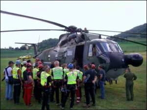 Lequipaggio-AM-tiene-il-Briefing-pre-volo-ai-volontari