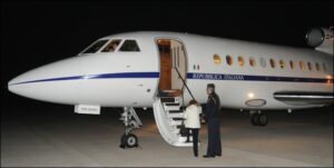 Limbarco-della-paziente-su-velivolo-Falcon-900-Easy
