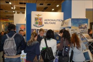 L'interesse del pubblico presso lo stand dell'Aeronautica Militare