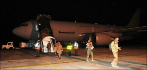 Lo sbarco del personale giunto a Brindisi a bordo del Boeing KC 767A