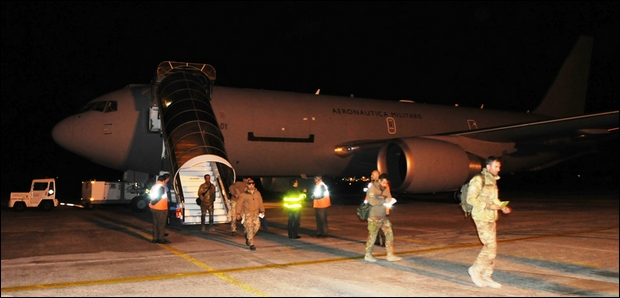 Lo sbarco del personale giunto a Brindisi a bordo del Boeing KC 767A