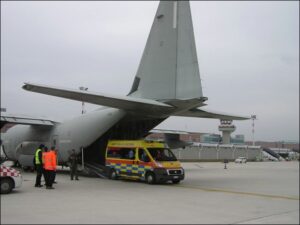 Lo-sbarco-dell-ambulanza-a-Venezia-Tessera