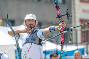 atleta tiro con arco