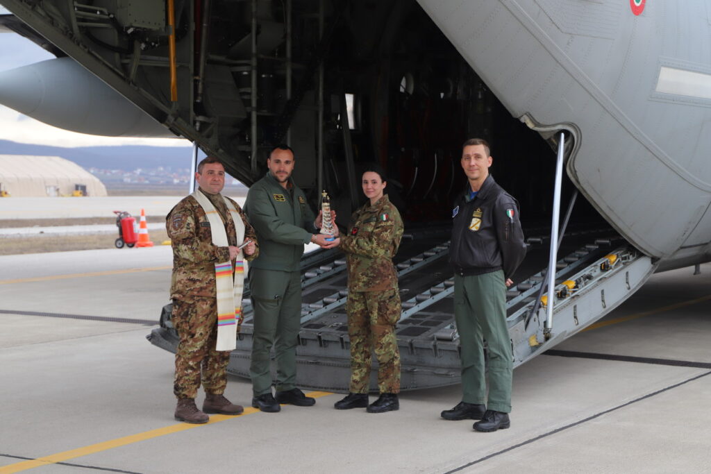 MISSIONE IN KOSOVO: ARRIVA A KFOR LA MADONNA DI LORETO - Aeronautica Militare