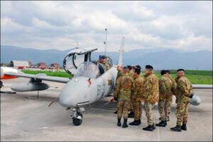Militari-del-17-Reggimento-toccano-con-mano-il-velivolo-T339