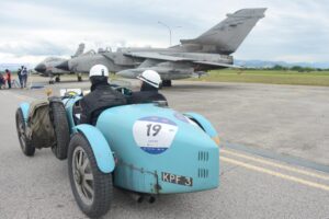 1000 MIGLIA": LA STORICA CORSA DI AUTO D'EPOCA FA TAPPA ALL'AEROPORTO DI GHEDI - Aeronautica Militare