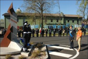 Momento della deposizione della corona alloro in memoria dei caduti
