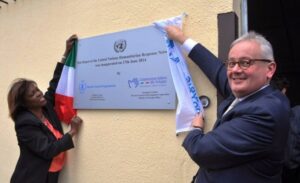 Ms-Cousin-e-il-Direttore-Generale-della-DGCS-Cantini-scoprono-la-targa-a-ricordo-dellevento