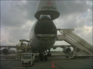 Operazioni di caricamento di un Boeing KC767