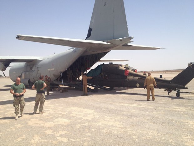 Operazioni-di-caricamento-elicottero-A129-a-bordo-del-C130J