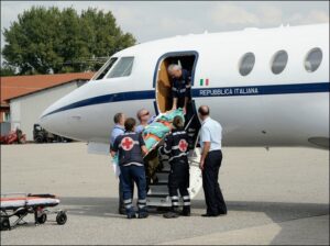 Operazioni-di-sbarco-del-paziente-presso-aeroporto-militare-di-Linate