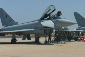 aereo militare su terraferma