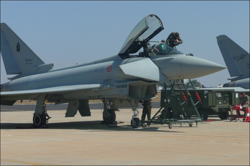 aereo militare su terraferma