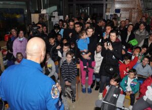 dialogo con cittadini da militare