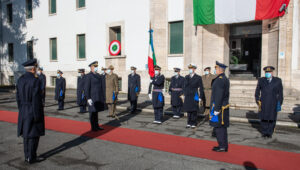 Passaggio simbolico bandiera distituto