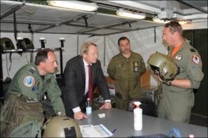 Personale RNLAF illustra allAmbasciatore den Hond alcuni dettagli tecnici dellattivit