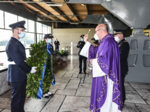 Pisa 11 novembre 2020 il Cappellano della 46 benedice la corona d_alloro deposta in onore dei Caduti di Kindu