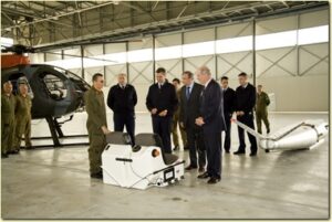 Presso l hangar vengono visionati i TH500B dello Stormo