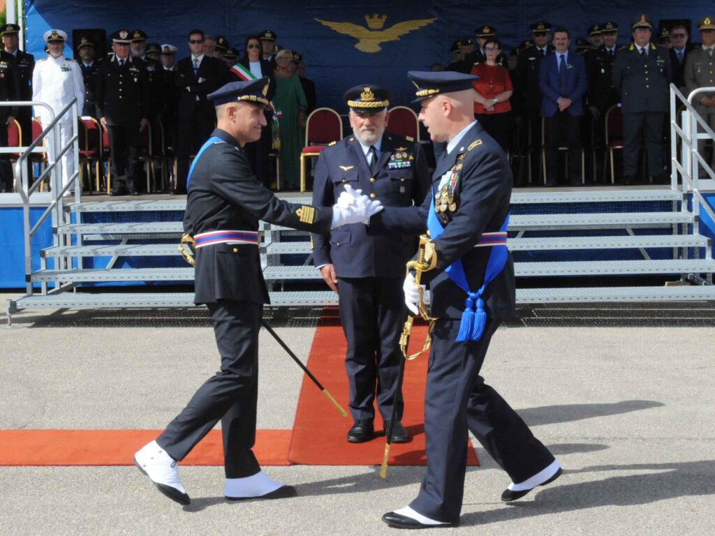 QUARTIER GENERALE DEL COMANDO SCUOLE A.M.3ª REGIONE AEREA DI BARI PALESE - stretta di mano