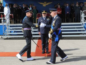 QUARTIER GENERALE DEL COMANDO SCUOLE A.M.3ª REGIONE AEREA DI BARI PALESE - stretta di mano