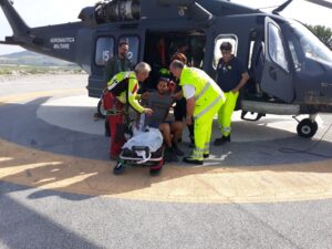 TRAPANI: BAGNANTE SOCCORSO DA UN ELICOTTERO DELL'AERONAUTICA MILITARE. - Aeronautica Militare