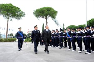 autorità politica in visita sfila davanti lo schieramento