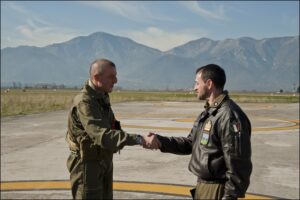 Saluto-fra-il-Col.-Leonardo-Barone-ed-il-Gen.-Brigata-Giancarlo-Mazzieri