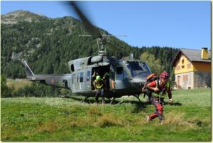 Sbarco-squadre-soccorso-alpino-da-elicottero-AM