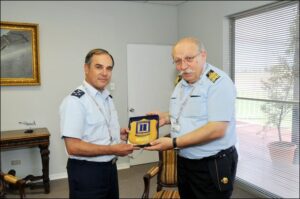 Scambio crest tra il Gen. Tosi ed il Gen. Rojas