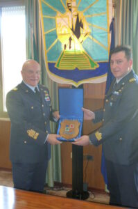 Scambio-del-Crest-tra-il-Sig.-CSMA-ed-il-Comandante-il-Distaccamento-Aeroportuale