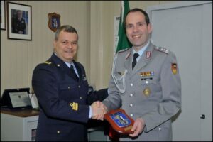 Scambio del crest tra il tc antonini e addetto militare col.werburg