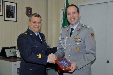 Scambio del crest tra il tc antonini e addetto militare col.werburg