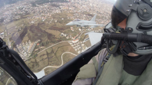 panoramica pilota interno all'aereo in volo